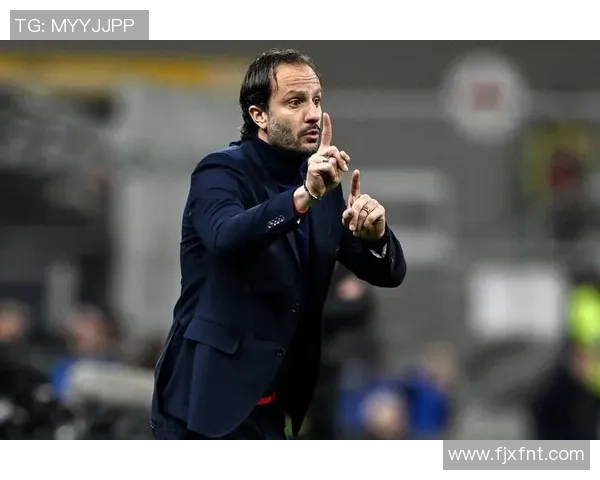 国米赛场小插曲裁判及时干预应对纷争巧妙化解 国米赛场小插曲裁判及时干预应对纷争巧妙化解